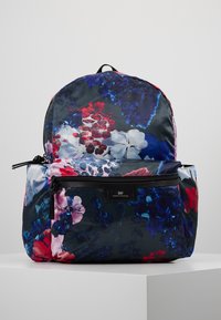 Reppu, jossa on vetoketjullinen etutasku, koristeltu monivärisellä kukkakuvioinnilla sinisen, punaisen, valkoisen ja vaaleanpunaisen sävyissä, valkoisella näyttöpinnalla.