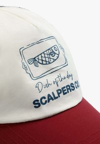 Biała i czerwona czapka z ilustracją ryby oraz napisem "Dania dnia SCALPERS CO." w kolorze niebieskim. Wykonana z materiału, z wyszytymi detalami.