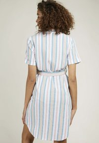 Robe chemise à rayures avec des manches courtes, rayures bleu clair, rose, vert et rouge, taille ceinturée, tissu doux et ourlet incurvé.