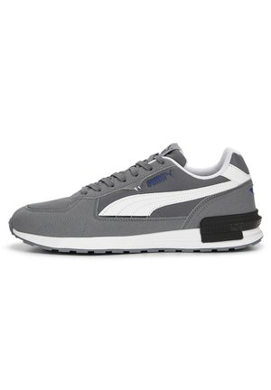 Baskets Puma gris et blanc avec dessus en mesh et suède, accent noir au talon et semelle blanche, vues de profil.
