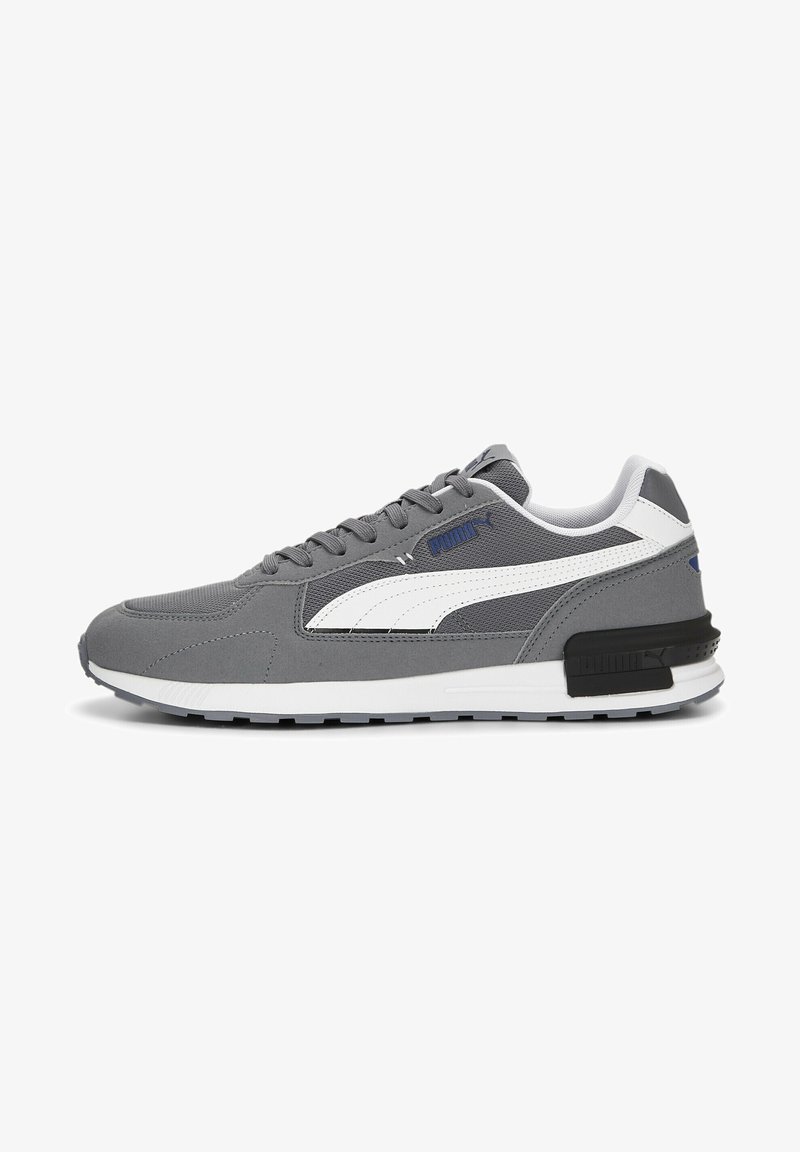 Baskets Puma gris et blanc avec dessus en mesh et suède, accent noir au talon et semelle blanche, vues de profil.