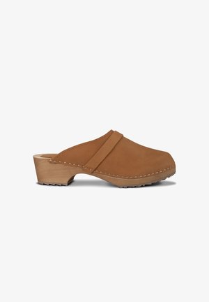 Zueco de piel marrón con suela de madera, tacón bajo de bloque y diseño tipo slip-on con detalles cosidos a lo largo de los bordes.