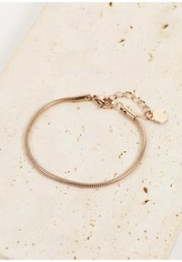 Pulsera de oro rosa con un diseño de cadena flexible tipo serpiente, que cuenta con un cierre de langosta y un pequeño detalle de charm redondo.