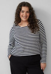 Langarmshirt met marineblauwe en crèmekleurige strepen, een ronde hals en een losse pasvorm, gecombineerd met een zwarte broek. Zachte stof met een casual ontwerp.