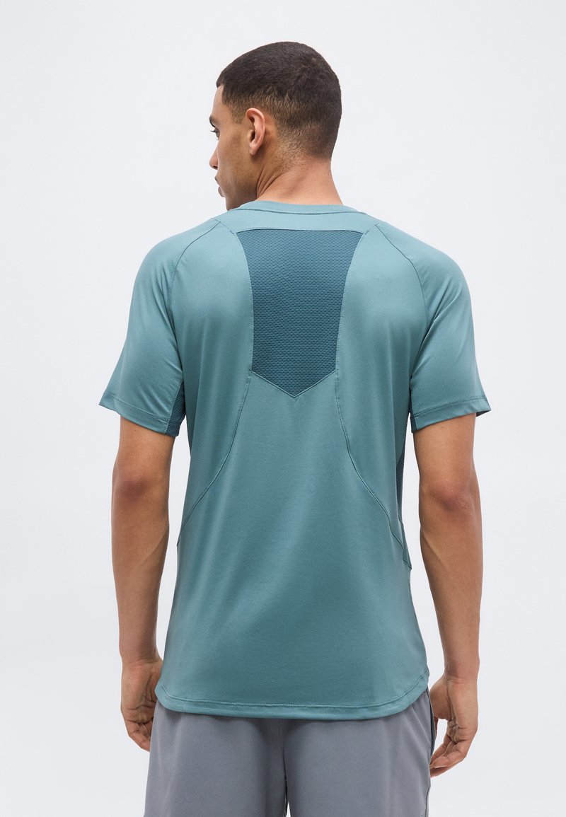 Nike Performance Sportovní tričko - mineral slate/faded spruce/green strike