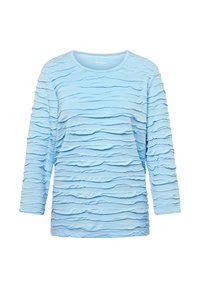 Helles blaues Langarmshirt mit einem strukturierten, gewellten Muster. Rundhalsausschnitt und weicher Stoff mit dezentem Glanz. Markenlabel sichtbar.