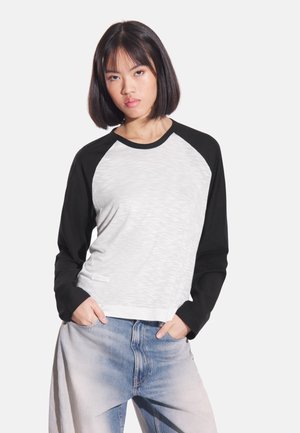 - Bluzka z długim rękawem