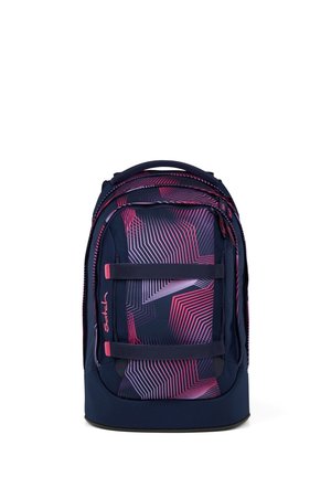 Zaino blu scuro con linee geometriche rosa e viola, due cinghie frontali, più scomparti e logo "Satch" sul lato.