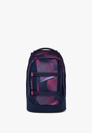 Zaino blu scuro con linee geometriche rosa e viola, due cinghie frontali, più scomparti e logo "Satch" sul lato.