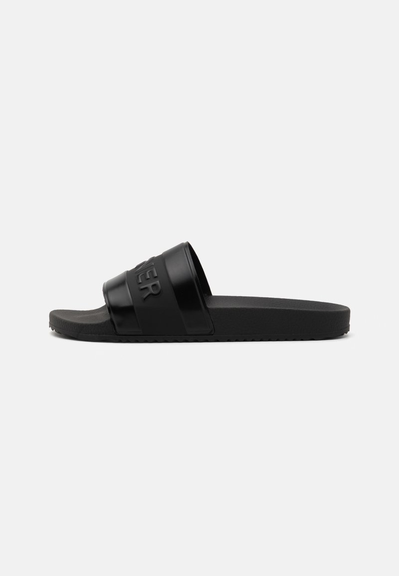 Svart slid sandal med en texturerad gummisula och bred rem präglad med ordet "POWER". Enkel, minimalistisk design.