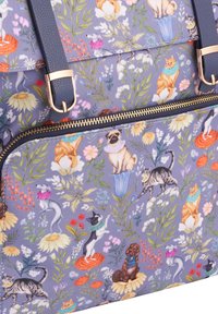Sac à dos multicolore avec un motif floral représentant divers chats et chiens sur un fond lavande. Fabriqué en tissu durable ; possède une fermeture �éclair dorée.