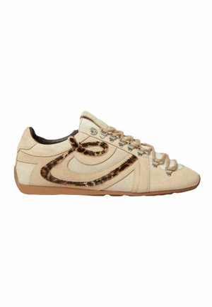 Sneaker in camoscio beige con lacci beige, occhielli in metallo, suola in gomma e un dettaglio a spirale con stampa leopardata sul lato.