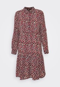 Květinové šaty v odstínech burgundy s bílými a růžovými vzory, dlouhými rukávy, límečkem na knoflíky a sukní ve vrstveném designu.