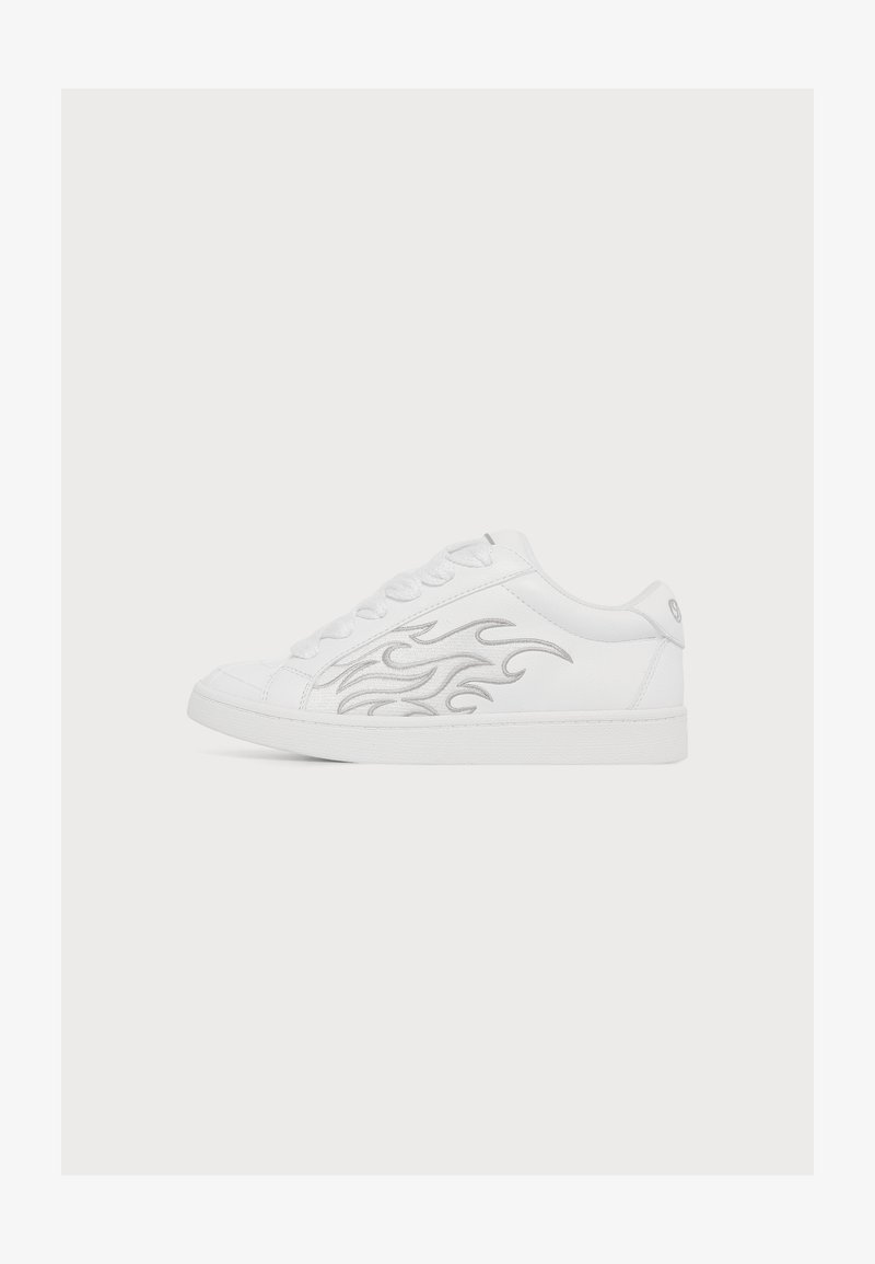 Λευκό sneaker χαμηλού τύπου με λευκά κορδόνια και ασημί σχέδιο φλόγας στο πλάι, εμφανιζόμενο από την εξωτερική πλευρά σε απλό φόντο.