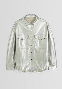 Metallisk silverfärgad långärmad skjorta i mjukt material, med två framfickor, knappstängning och krage.
