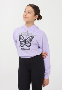 Felpa con cappuccio viola chiaro, decorata con una grafica di farfalla e testo, abbinata a leggings neri. Tessuto morbido, vestibilità rilassata e orlo elastico.
