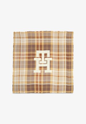 Sciarpa a scacchi nelle tonalità di marrone, giallo e crema. Presenta un grande monogramma bianco 'TH' al centro con bordi frangiati.