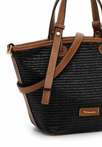 Zwarte gevlochten handtas met bruin leren afwerking, handvatten en gouden hardware, met een klein rechthoekig logobadge aan de voorkant.