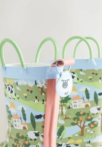 Krāsaina bērnu uzglabāšanas soma no plastmasas ar zaļām rokturiem, zilām maliņām un lauku dzīvnieku rakstiem, pievienota rozā un zilā tagiņa.