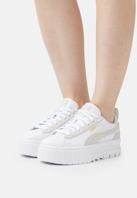 Puma MAYZE GENTLE - Joggesko - white/feather gray