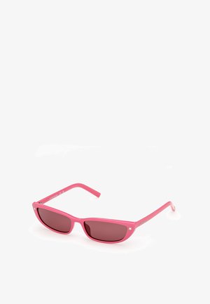 Roze zonnebril met rechthoekige lenzen, met een stevige montuur en donkerroze getinte lenzen. Inclusief kleine steraccenten aan de zijkanten.