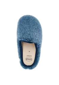 Zapatilla de casa azul de peluche con un diseño cerrado, textura suave y un borde de color azul oscuro. En el interior tiene una plantilla beige etiquetada "Scholl 36".