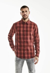 Červená a černá kostkovaná košile s dlouhým rukávem a límcem na knoflíky, má černé knoflíky a rovný lem, vyrobena z jemné tkaniny.