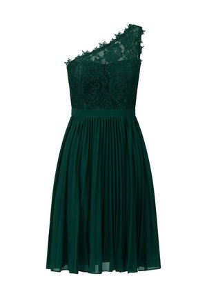 En axelbandslös klänning med en spetsöverdel i mörkgrön, med blommönster och en veckad kjol, tillverkad av lättviktsmaterial.