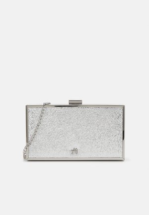 Hopeakertainen clutch, jossa on teksturoitu pinta, suorakulmainen muoto, ketjuhihna ja yläosassa oleva itsesuljettavalla klipsillä. Minimalistinen muotoilu.