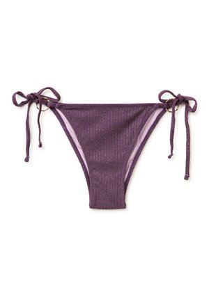 Bas de bikini violet côtelé avec liens latéraux et anneaux dorés sur fond blanc.