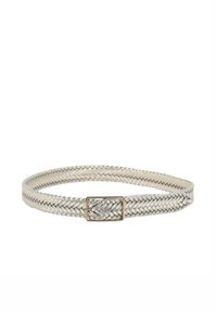 Gewebter silberner Gürtel mit einer rechteckigen goldfarbenen Schnalle; zeichnet sich durch ein strukturiertes Zopfmuster und eine flexible Form aus, die für verschiedene Outfits geeignet ist.