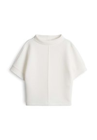 Top bianco con colletto alto, maniche corte, tessuto testurizzato e una cucitura centrale. Design semplice senza ulteriori motivi o dettagli.