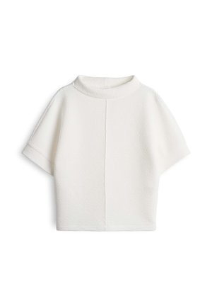 Top bianco con colletto alto, maniche corte, tessuto testurizzato e una cucitura centrale. Design semplice senza ulteriori motivi o dettagli.