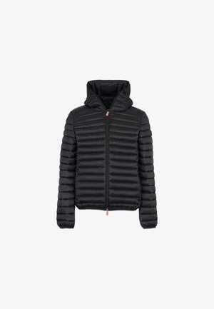 Chaqueta pluma negra con capucha, que presenta un patrón de acolchado horizontal, cierre de cremallera y puños elásticos. Tejido ligero con una textura suave.