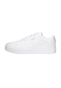 Zapatillas deportivas blancas con un upper de aspecto cuero suave, suela de goma plana y logotipo grabado en el costado. Presenta cordones redondos y acentos cosidos.