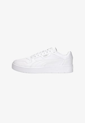 Zapatillas deportivas blancas con un upper de aspecto cuero suave, suela de goma plana y logotipo grabado en el costado. Presenta cordones redondos y acentos cosidos.