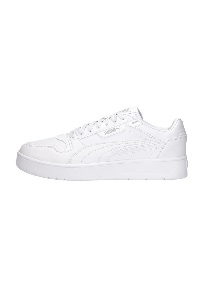 Zapatillas deportivas blancas con un upper de aspecto cuero suave, suela de goma plana y logotipo grabado en el costado. Presenta cordones redondos y acentos cosidos.