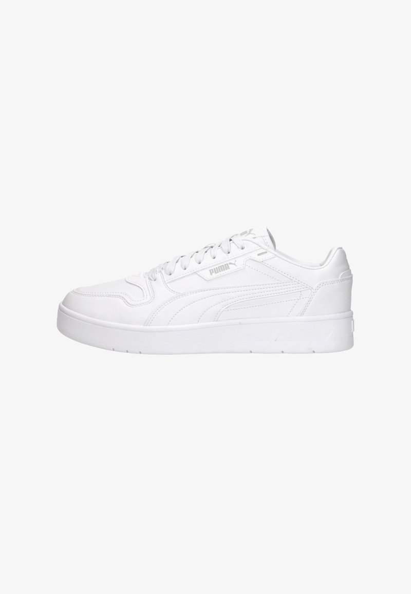 Zapatillas deportivas blancas con un upper de aspecto cuero suave, suela de goma plana y logotipo grabado en el costado. Presenta cordones redondos y acentos cosidos.