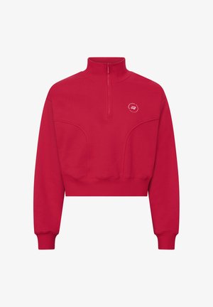 Czerwona krótka bluza z kapturem i zamkiem błyskawicznym do połowy, o fakturowanej tkaninie, ściągaczami na rękawach oraz małym logo na lewej piersi.