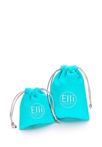To turquoise stofposer med en glat tekstur, hver med en snor lukning og sølv hardware. Den større pose er bag den mindre.