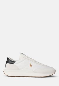 Weißer Sneaker mit einem strukturierten Mesh-Obermaterial und Wildleder-Akzenten. Verfügt über eine schwarze Fersenplatte und eine kontrastierende braune Gummisohle. Besticktes Logodetail.
