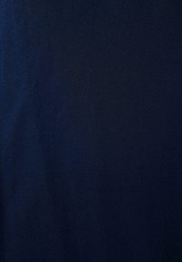 Țesătură bleu marin cu o textură netedă, având un finisaj uniform și constant, potrivită pentru diverse articole de îmbrăcăminte.