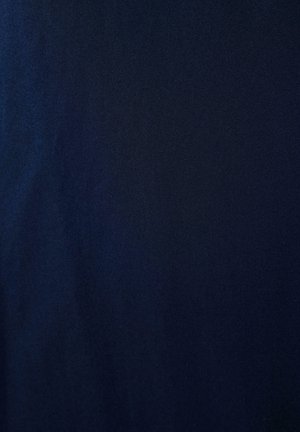 Námornícky modrý materiál s hladkou textúrou, s konzistentným a rovnomerným povrchom, vhodný na rôzne odevy.