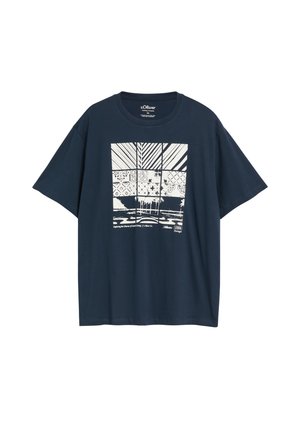 Marineblaues T-Shirt mit weißem quadratischem Grafikmotiv mit abstrakten Mustern und Palmen, kurze Ärmel, Rundhalsausschnitt.