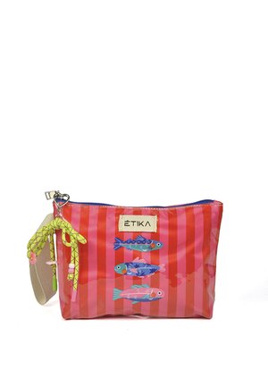 Bolsa con cremallera a rayas rojas y rosas, con tres ilustraciones coloridas de peces, un llavero de cuerda amarilla y una etiqueta de la marca ÉTIKA.