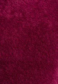 Puszysta, głęboka magenta tkanina o miękkiej fakturze, jednolitym wyglądzie i drobnych włóknach tworzących bogatą, aksamitną powierzchnię.