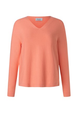 Suéter de punto coral rosa de manga larga con escote en V, puños y dobladillo acanalados, textura suave y etiqueta de la marca Maerz en el cuello.