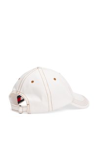 Hvid bomulds-baseballcap med kontrasterende orange syninger, metaljusterbar rem og lille logoetiket på bagsiden.