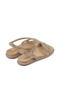 Sandales beiges avec des sangles croisées ornées de strass argentés, texture en daim doux et semelle pailletée. Convient pour une tenue décontractée.