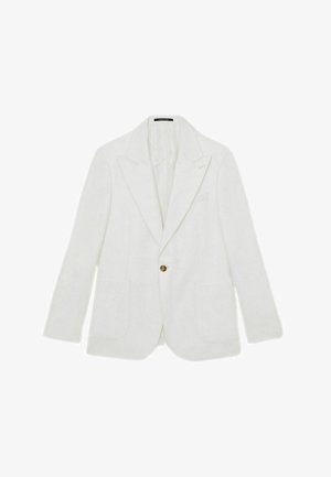 Fehér, egygombos blézer, kivágott hajtókákkal, két elülső foltzsebbel és egy mellkasi zsebkendőzsebbel, síkban elhelyezve, fehér háttér előtt.
